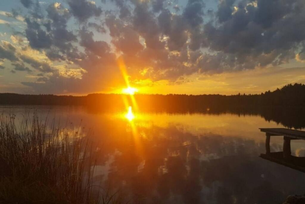 Bungalow Direkt Am See, Mit Eigenem Boot 로딩 외부 사진