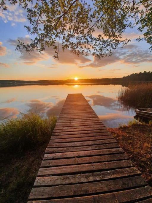 Bungalow Direkt Am See, Mit Eigenem Boot 로딩 외부 사진