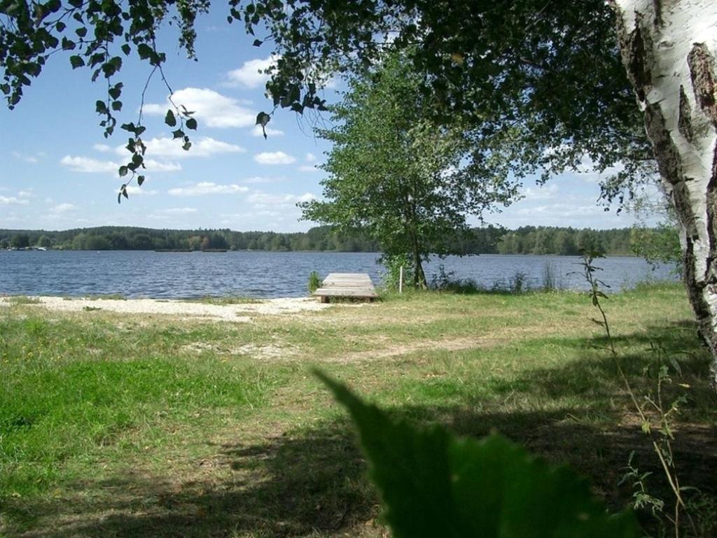 Bungalow Direkt Am See, Mit Eigenem Boot 로딩 외부 사진